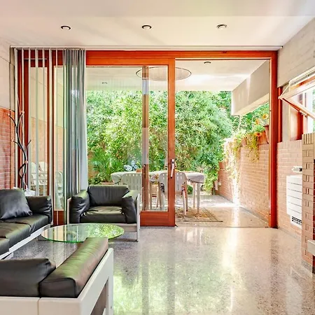Villa With Pool 150m From The Sea In